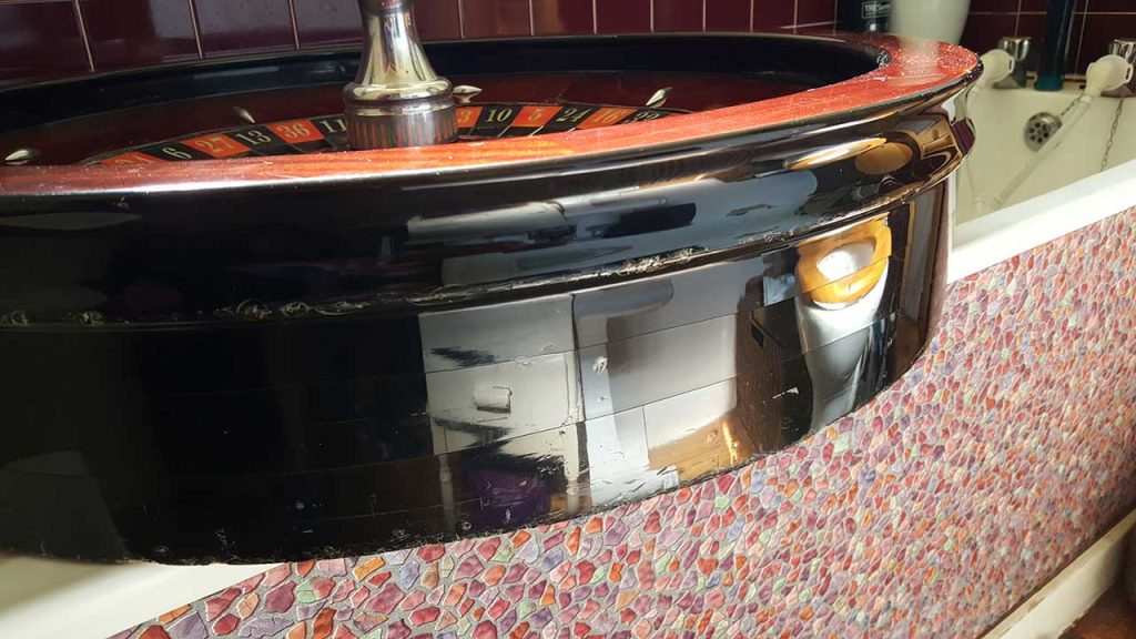 A side view of the roulette wheel